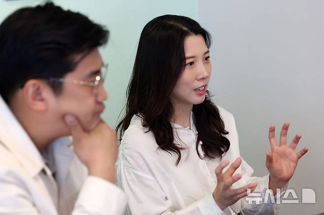 [서울=뉴시스] 조성우 기자 = 뮤지컬 '쉐도우'의 김현준(왼쪽) 연출가와 허재인 작가가 지난달 30일 서울 강남구 압구정로에서 뉴시스와 인터뷰를 하고 있다. 2026.05.03. xconfind@newsis.com