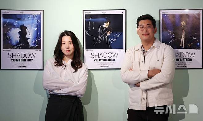 [서울=뉴시스] 조성우 기자 = 뮤지컬 '쉐도우'의 김현준(오른쪽) 연출가와 허재인 작가가 지난달 30일 서울 강남구 압구정로에서 뉴시스와 인터뷰에 앞서 포즈를 취하고 있다. 2026.05.03. xconfind@newsis.com