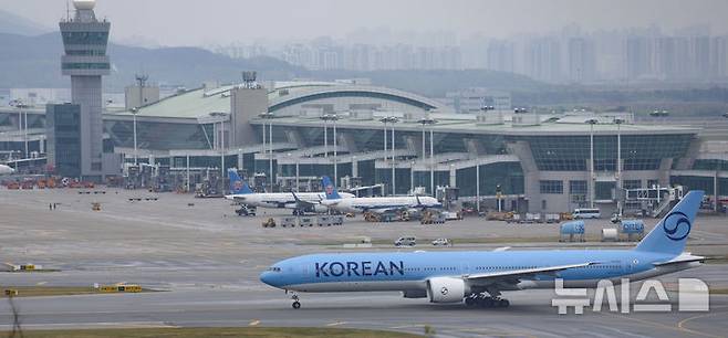 [인천공항=뉴시스] 김근수 기자 = 5월부터 주요 항공사의 유류할증료를 인상한 가운데 3일 오전 인천국제공항에서 항공기가 활주로에 계류해 있다. 2026.05.03. ks@newsis.com