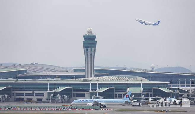 [인천공항=뉴시스] 김근수 기자 = 5월부터 주요 항공사의 유류할증료를 인상한 가운데 3일 오전 인천국제공항에서 항공기가 활주로에 계류해 있다. 2026.05.03. ks@newsis.com