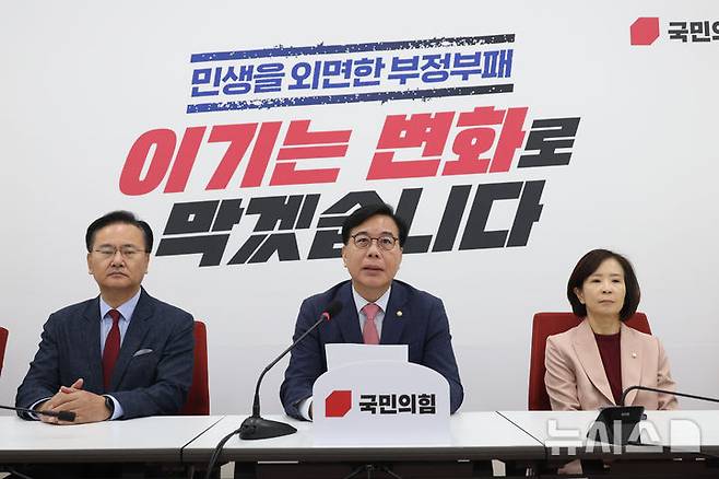 [서울=뉴시스] 고승민 기자 = 송언석 국민의힘 원내대표가 3일 서울 여의도 국회에서 현안 기자간담회를 하고 있다. 2026.05.03. kkssmm99@newsis.com