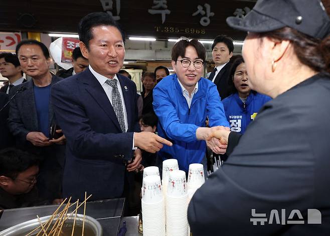 [부산=뉴시스] 하경민 기자 = 정청래 더불어민주당 대표가 3일 부산 북구 구포시장에서 하정우 전 청와대 AI미래기획수석 등과 상인들에게 인사하며 지지를 호소하고 있다. 2026.05.03. yulnetphoto@newsis.com