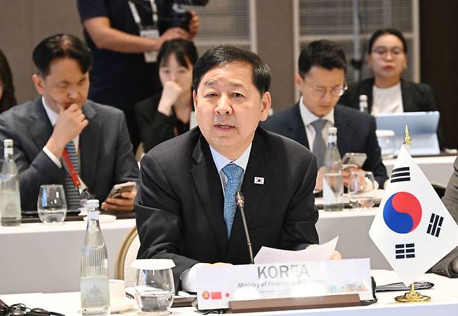[서울=뉴시스] 황준선 기자 = 한.중.일 재무장관회의 및 아시아개발은행(ADB) 연차총회 참석차 우즈베키스탄 사마라칸트를 방문 중인 구윤철 부총리 겸 재정경제부 장관이 3일(현지시간) 실크로드호텔에서 열린 '아세안+3 재정정책회의'에 참석해 발언하고 있다. (사진=재정경제부 제공) 2026.05.03. photo@newsis.com *재판매 및 DB 금지