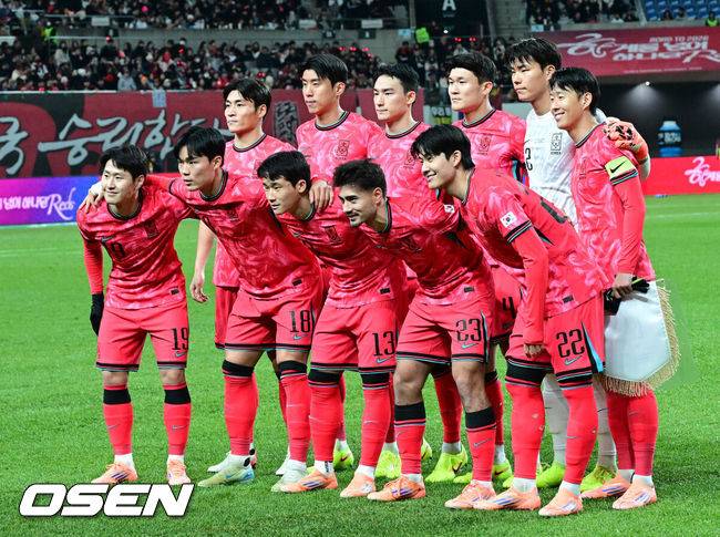 [OSEN=서울월드컵경기장, 지형준 기자] 홍명보 감독이 이끄는 한국 축구대표팀이 18일 오후 8시 서울월드컵경기장에서 열린&nbsp;11월 A매치 두 번째 친선경기에서&nbsp;'아프리카 강호' 가나를 상대로 1-0 승리했다.내달 2026 국제축구연맹(FIFA) 북중미 월드컵 조 추첨을 앞두고 열리는 마지막 평가전이었다.&nbsp;한국은 가나까지 잡아내면서 사상 최초로&nbsp;월드컵 포트 2를 확정하게 됐다. 이로써 대표팀은 홍명보 감독이 부임한 뒤 처음으로 A매치 2연전에서 나란히 승리를 거두게 됐다.경기에 앞서 대한민국 베스트 11 선수들이 포즈를 취하고 있다. 2025.11.18 /jpnews@osen.co.kr
