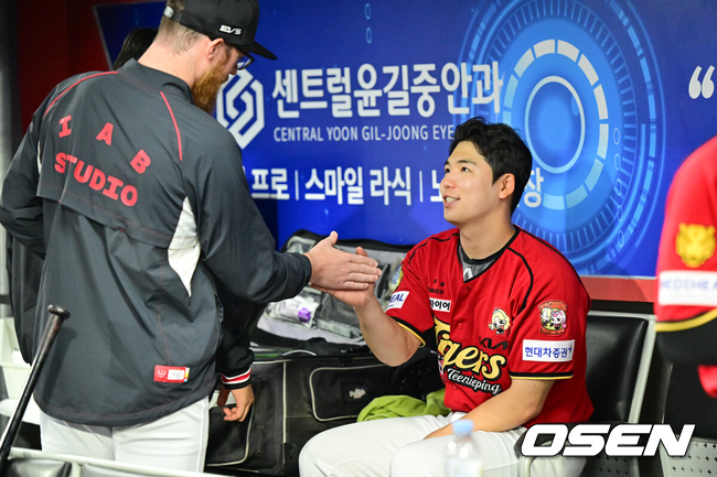 [OSEN=광주, 박준형 기자] 2일 오후 광주 북구 광주기아챔피언스필드에서 2026 신한 SOL KBO리그 KIA 타이거즈와 KT 위즈의 경기가 진행됐다.이날 KIA는 황동하를, KT는 오원석을 선발투수로 내세웠다.7회초 이닝종료 후 KIA 선발투수 황동하가 올러와 하이파이브를 하고 있다. 2026.05.02 / soul1014@osen.co.kr