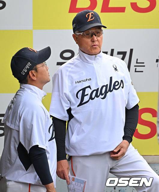 [OSEN=대구, 이석우 기자] 2일 대구삼성라이온즈파크에서 2026 신한 SOL KBO 리그 삼성 라이온즈와 한화 이글스의 경기가 열렸다. 홈팀 삼성은 장찬희가, 방문팀 한화는 문동주가 선발 출전했다. 한화 이글스 김경문 감독이 선발 투수 문동주가 1회말 교체를 요청하자 당황한 표정을 짓고 있다. 2026.05.02 / foto0307@osen.co.kr