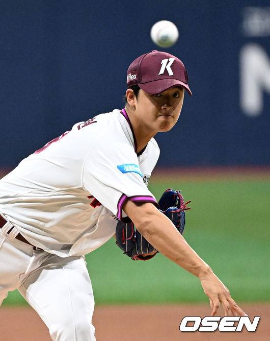 [OSEN=고척, 이대선 기자] 3일 서울 고척스카이돔에서 2026 신한 SOL KBO리그 키움 히어로즈와 두산 베어스의 경기가 열렸다.이날 키움은 박준현, 두산 곽빈을 선발로 내세웠다. 1회초 무사에서 키움 선발투수 박준현이 역투하고 있다. 2026.05.03 /sunday@osen.co.kr