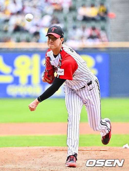 [OSEN=잠실, 박준형 기자] 3일 오후 서울 잠실구장에서 '2026 신한 SOL Bank KBO리그'&nbsp;LG 트윈스와 NC 다이노스의 경기가 진행됐다.이날 LG는 이상영을, NC는 신민혁을 선발투수로 내세웠다. 1회초 LG 선발투수 이상영이 역투하고 있다.     2026.05.03 / soul1014@osen.co.kr