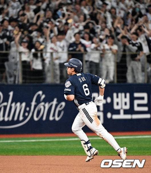 [OSEN=고척, 이대선 기자] 3일 서울 고척스카이돔에서 2026 신한 SOL KBO리그 키움 히어로즈와 두산 베어스의 경기가 열렸다.이날 키움은 박준현, 두산 곽빈을 선발로 내세웠다.6회초 2사 1,3루에서 두산 오명진이 우월 스리런 홈런을 치고 그라운드를 달리고 있다. 2026.05.03 /sunday@osen.co.kr