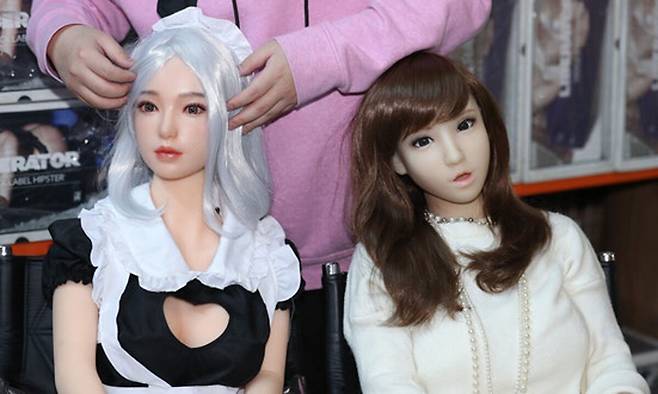 2021년 서울에 위치한 리얼돌 수입업체 물류창고에서 관계자가 상품을 정리하고 있다. 뉴스1