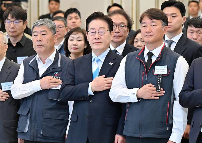 양대 노총과 나란히… 이재명 대통령이 지난 1일 청와대 영빈관에서 열린 2026 노동절 기념식에서 김동명 한국노동조합총연맹 위원장(왼쪽), 양경수 전국민주노동조합총연맹 위원장 등과 국민의례를 하고 있다. 청와대사진기자단