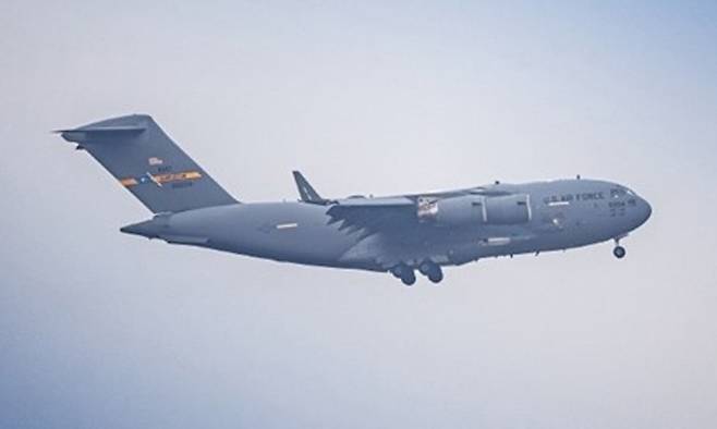 美수송기는 베이징 도착 미 공군 C-17 수송기가 1일(현지시간) 중국 베이징 서우두공항에 착륙하고 있다. 미·중 당국은 해당 수송기 착륙과 관련해 공식 입장을 내놓지 않고 있지만, 5월 양국 정상회담을 앞두고 선발대 물자나 경호 장비가 수송됐을 가능성이 제기되고 있다. 중국 웨이보 캡처