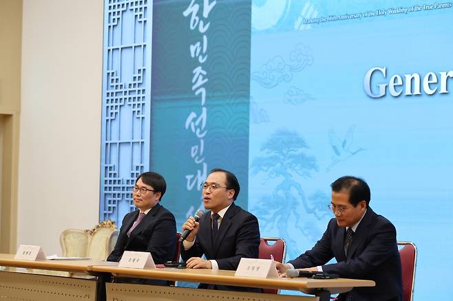 천일국지도자 한민족 선민 교육 국제심포지엄 발표자들. (왼쪽부터) 임현진, 조형국, 조광명 박사.