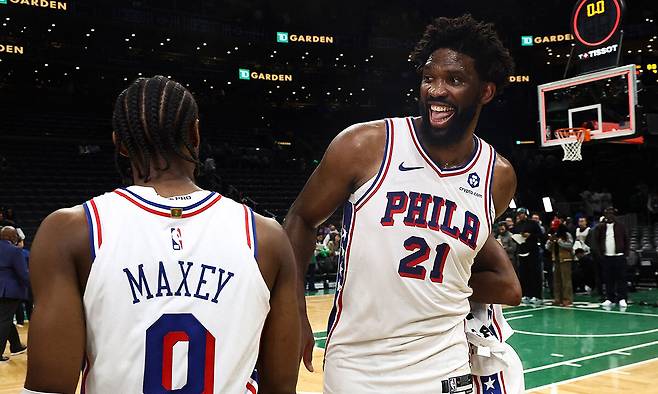 미국프로농구(NBA) 필라델피아 세븐티식서스 조엘 엠비드(오른쪽)가 3일 미국 매사추세츠주 보스턴의 TD가든에서 열린 2025∼2026 NBA 동부콘퍼런스 플레이오프 1라운드 7차전에서 보스턴 셀틱스를 꺾고 2라운드 진출을 확정지은 뒤 팀 동료 타이리스 맥시와 기뻐하고 있다. 보스턴=로이터연합뉴스