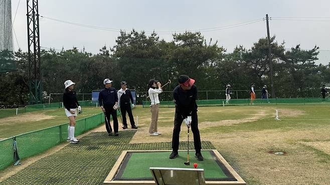 2일 경북 영천 웨스트우드 피닉스 파크골프장에서 열린 한국프로파크골프협회 제2회 프로테스트 실기 현장에서 참가자들이 경기에 집중하고 있다. 영천=문예빈 기자
