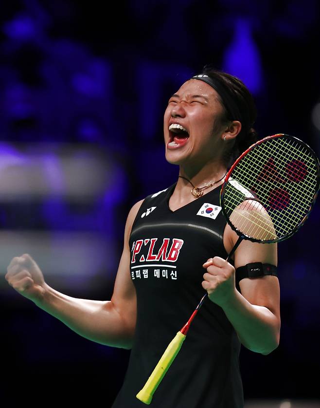 안세영이 3일(현지 시간) 덴마크 호르센스에서 열린 중국과의 2026 세계여자단체선수권대회(우버컵) 결승전 1단식에서 왕즈이를 꺾은 후 포효하고 있다. 신화연합뉴스