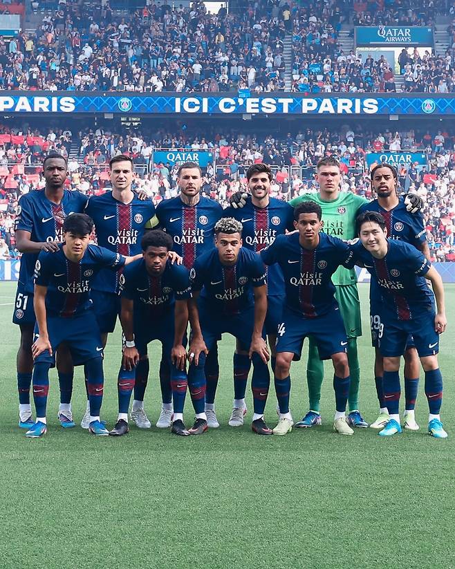 이강인(앞줄 맨 오른쪽)을 비롯한 PSG 선수들이 3일(한국시간) 파르크 데 프랭스에서 열린 로리앙과 홈경기 직전 어깨동무를 하고 있다. 파리｜AP뉴시스