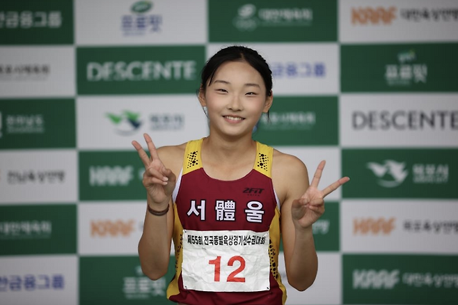 왕서윤이 2일 전남 목포종합경기장에서 열린 제55회 전국종별육상경기선수권대회 여자 중등부 100ｍ에서 여자 중등부 한국기록으로 우승한 뒤 포즈를 취하고 있다. 대한육상연맹 제공