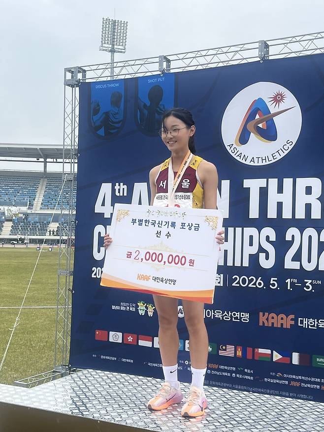 왕서윤이 2일 전남 목포종합경기장에서 열린 제55회 전국종별육상경기선수권대회 여자 중등부 100ｍ에서 여자 중등부 한국기록으로 우승한 뒤 포즈를 취하고 있다.
