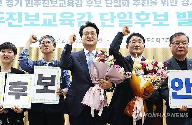 경기교육감 선거 진보 단일후보로 안민석 전 의원 선출 (수원=연합뉴스) 홍기원 기자 = 6·3 지방선거 경기도교육감 선거의 진보 진영 단일후보로 선출된 안민석 후보가 22일 경기도 수원시 경기도의회에서 파이팅을 외치고 있다. 2026.4.22 xanadu@yna.co.kr
