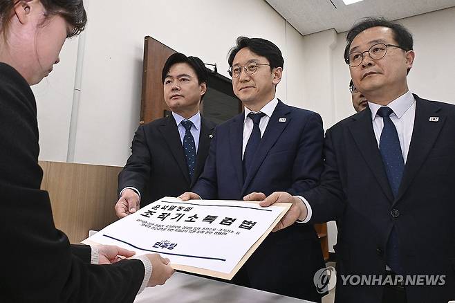 민주당, '조작기소 특검법' 의안과 제출 (서울=연합뉴스) 이동해 기자 = 더불어민주당 천준호 원내대표 직무대행과 국정조사특위 위원들이 30일 국회 의안과에 '윤석열 정치검찰 조작기소 진상규명 특검법'을 제출하고 있다. 2026.4.30 [공동취재] eastsea@yna.co.kr