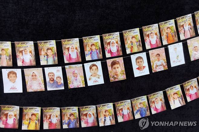 공습으로 사망한 이란 어린이들 지난달 25일(현지시간) 이란 수도 테헤란의 한 모스크 벽에 지난 2월 미국·이스라엘 공습으로 숨진 어린이들의 사진이 걸려 있다. [AFP=연합뉴스 자료사진]