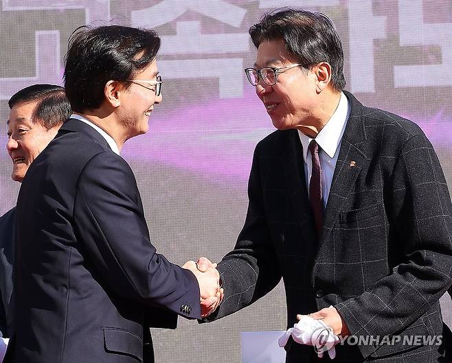 인사 나누는 박형준·전재수 (부산=연합뉴스) 손형주 기자 = 박형준 부산시장(오른쪽)과 더불어민주당 전재수(북구갑) 의원이 9일 오후 부산 북구 IC에서 열린 만덕~센텀 고속화도로(대심도) 개통식에서 인사를 나누고 있다. 2026.2.9 handbrother@yna.co.kr