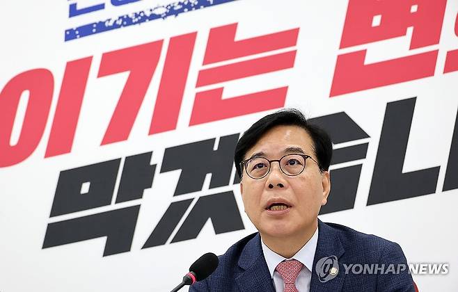 송언석 원내대표, 현안 관련 기자간담회 (서울=연합뉴스) 이동해 기자 = 국민의힘 송언석 원내대표가 3일 국회에서 열린 기자간담회에서 현안 관련 발언을 하고 있다. 2026.5.3 eastsea@yna.co.kr