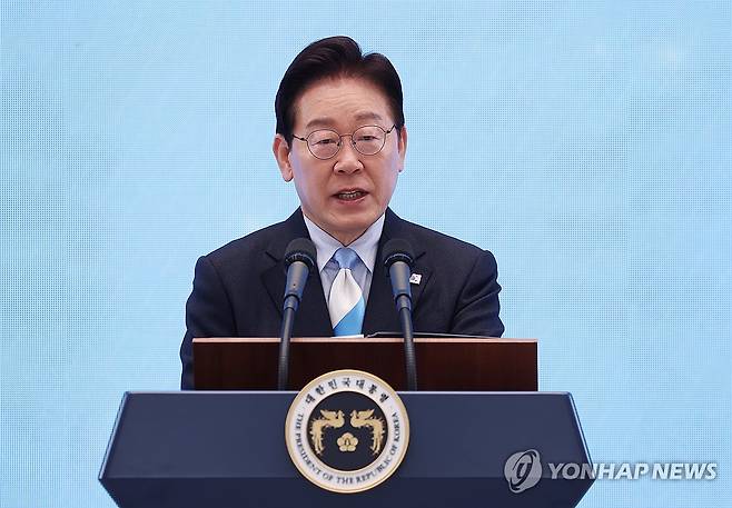 노동절 기념사 하는 이재명 대통령 (서울=연합뉴스) 김도훈 기자 = 이재명 대통령이 1일 청와대 영빈관에서 열린 노동절 기념식에서 기념사하고 있다.
    청와대가 노동절 기념식을 개최한 것은 사상 처음이다. 2026.5.1 superdoo82@yna.co.kr