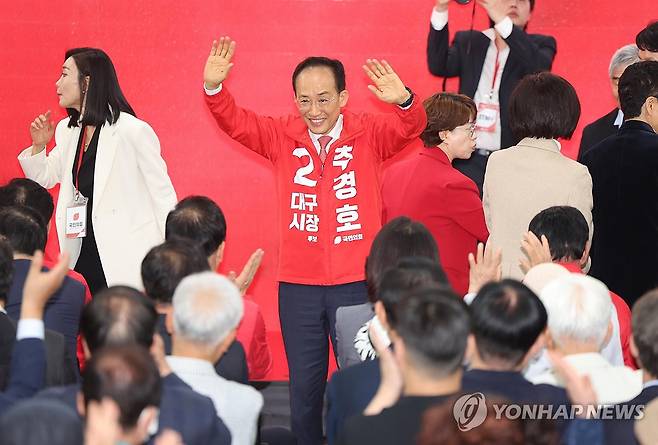 추경호, 선거사무소 개소 (대구=연합뉴스) 김현태 기자 = 3일 오후 대구 수성구 범어네거리에서 열린 국민의힘 추경호 대구시장 예비후보 선거사무소 개소식에서 추 예비후보가 참석자들에게 인사하고 있다. 2026.5.3 mtkht@yna.co.kr