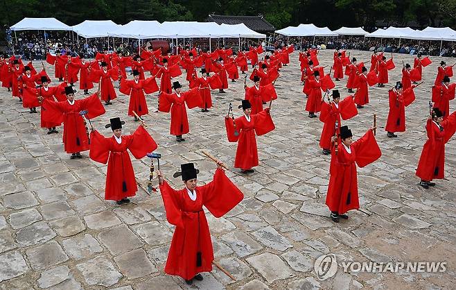 일무 펼치는 무용수들 (서울=연합뉴스) 윤동진 기자 = 3일 서울 종로구 종묘 정전에서 봉행 된 '종묘대제'에서 무용수들이 종묘제례악에 맞춰 일무를 펼치고 있다. 2026.5.3 [공동취재] mon@yna.co.kr