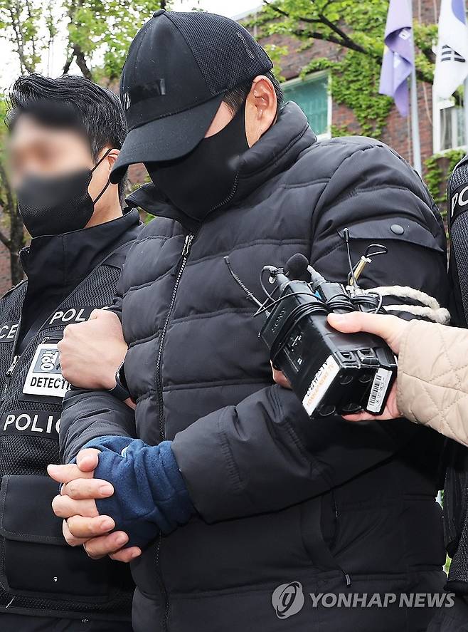 박왕열 마약 공급책 영장실질심사 출석 (수원=연합뉴스) 홍기원 기자 = '마약왕'으로 불리는 박왕열에게 필로폰 등 마약류를 공급한 혐의를 받는 최모(51) 씨가 3일 구속 전 피의자 심문(영장실질심사)에 출석하기 위해 경기도 수원시 장안구 경기남부경찰청 마약ㆍ국제범죄수사대에서 나오고 있다. 2026.5.3 xanadu@yna.co.kr