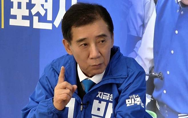 ▲ 박윤국 더불어민주당 포천시장 후보가 3일 선거사무소에서 진행된 인천일보와의 인터뷰에서 150만 평 규모의 공공택지 조성과 광역교통망 확충을 통한 '포천 자족도시 대전환' 구상을 역설하고 있다. /이광덕 기자 kdlee@incheonilbo.com