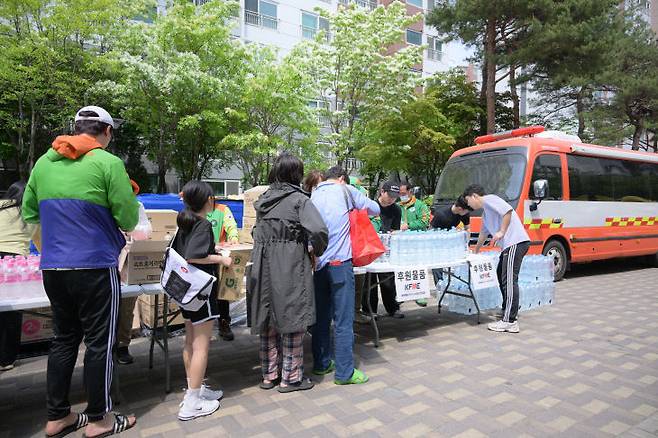 피해 주민들에 대한 구호 물품 지원이 시작되고 있다.