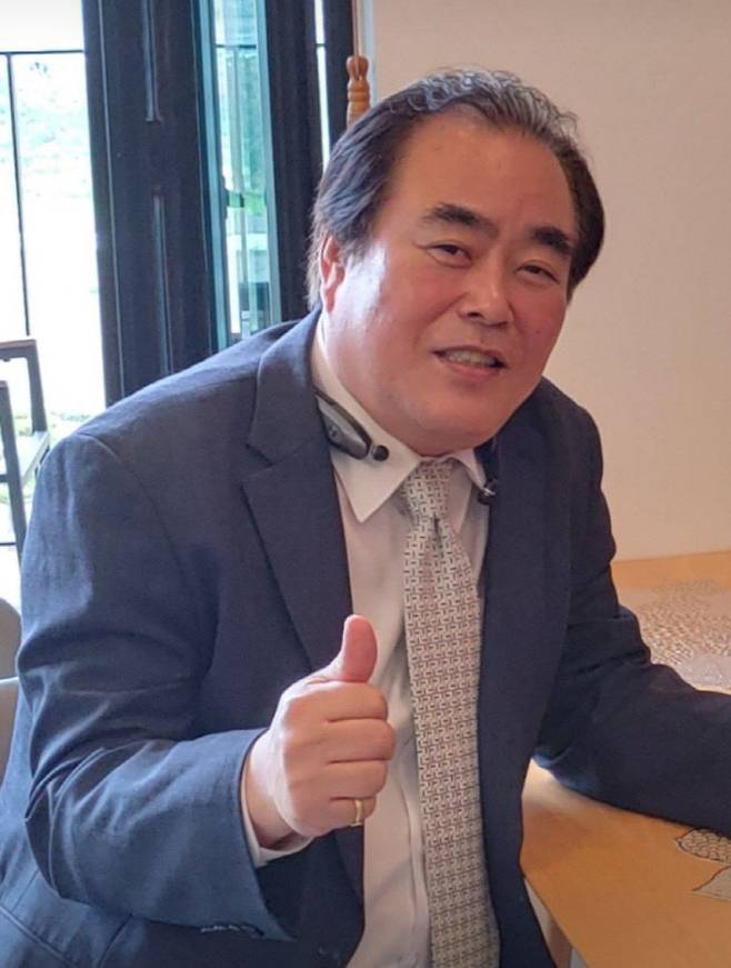 임운석 씨알보석 대표가 엄지척 포즈를 취하고 있다.                                     사진=임운석 대표 제공