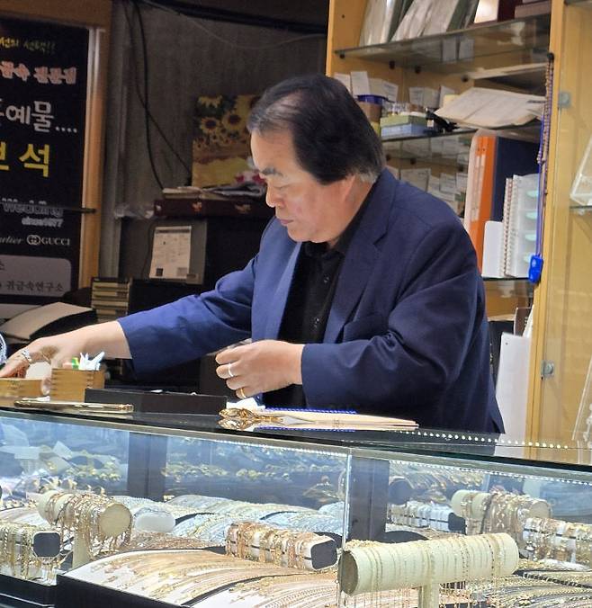 임운석 씨알보석 대표가  귀금속 감정을 하고 있다.                               사진=한성일 기자