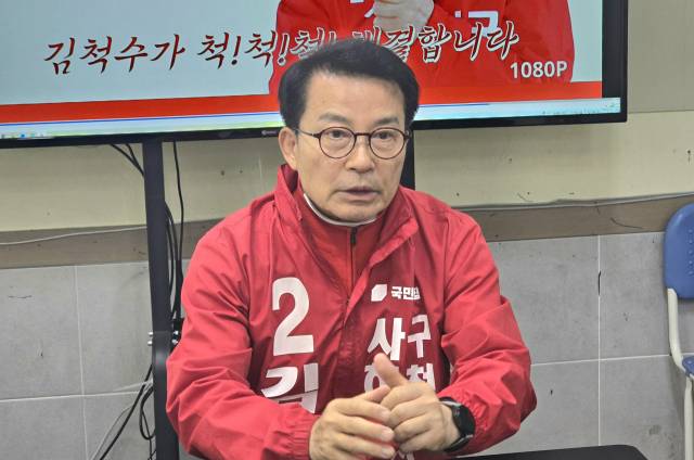 김척수 사하구청장 후보가 사하구 행정 운영 방향과 조직 개편 필요성에 대해 설명하고 있다. [사진=김동식 기자]