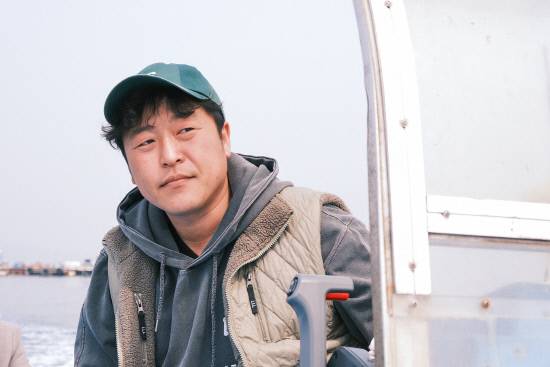 가두리 양식장을 둘러보고 있는 양종혁씨.