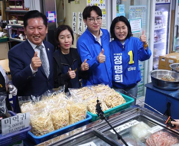 3일 오후 부산 북구 구포시장에서 더불어민주당 정청래 대표와 북갑 국회의원 보궐선거 출마를 공식화한 하정우 전 청와대 AI 미래기획수석, 정명희 북구청장 후보가 상인들과 사진을 찍고 있다. 연합뉴스