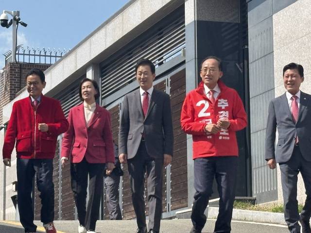 국민의힘 추경호 대구시장 후보와 이철우 경북도지사 후보가 4일 박근혜 전 대통령 사저를 찾아 예방했다. 박 전 대통령 최측근인 유영하 의원(대구 달서갑), 이인선 대구시당위원장, 구자근 경북도당위원장 등이 함께했다. 이혜림 기자