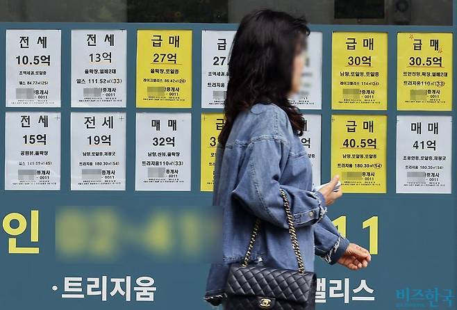 지난 4월 17일 서울 송파구 공인중개사 사무실에 ‘급매’ 매물이 붙어 있다. 5월 10일 양도소득세 중과 시행을 서울 아파트 가격이 요동치고 있다. 사진=박정훈 기자