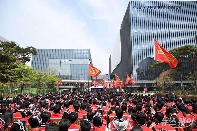 삼성그룹 초기업 노동조합 삼성바이오로직스 상생지부가 22일 오후 인천 연수구 삼성바이오로직스 바이오캠퍼스 1게이트 앞에서 투쟁결의대회를 열고 있다. 사진=강민석 기자