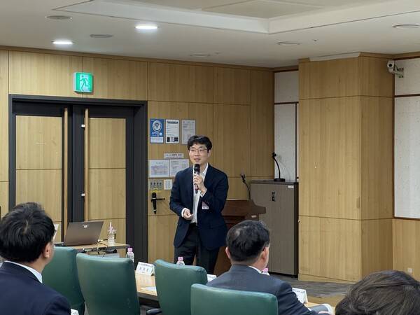 "통합돌봄 고령자 주거-돌봄 연계 모델"에 대해 발표하는 임덕영 한국보건사회연구원 연구위원 / 디멘시아뉴스