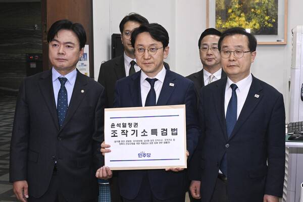 더불어민주당 천준호 원내대표 직무대행과 국정조사특위 위원들이 30일 국회 의안과에 '윤석열 정치검찰 조작기소 진상규명 특검법'을 제출하고 있다. 2026.4.30 [공동취재] 연합뉴스