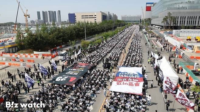 지난 4월 23일 경기 평택시 삼성전자 평택캠퍼스 앞에서 삼성전자 노동조합 공동투쟁본부의 '투명하게 바꾸고, 상한폐지 실현하자' 투쟁 결의대회가 열리고 있다./사진=이명근 기자 qwe123@