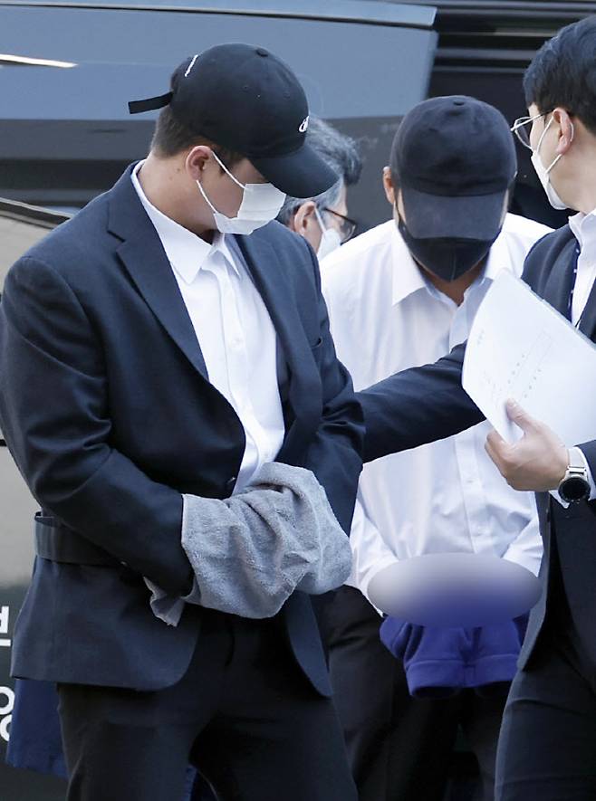 김창민 영화감독을 폭행해 숨지게 한 혐의를 받는 피의자 A씨와 B씨가 4일 오전 구속 전 피의자 심문(영장실질심사)을 받기 위해 의정부지법 남양주지원에 출석했다 (사진=뉴스1)