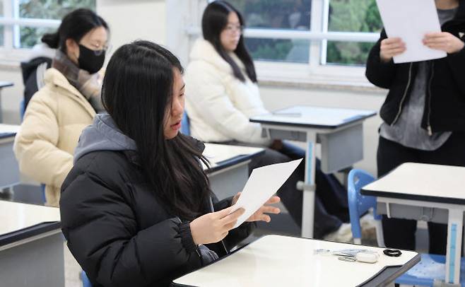 2026학년도 대학수학능력시험 성적표가 배부된 지난해 12월 5일 오전 부산 금정구 동래여자고등학교 3학년 교실에서 학생들이 자신의 수능 성적을 확인하고 있다. (사진=연합뉴스)