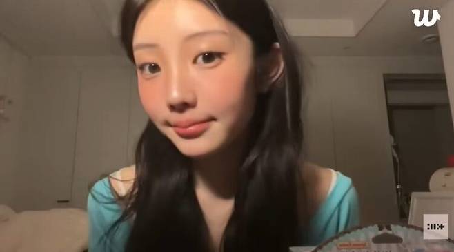 원희가 갸름해진 얼굴에 블러셔로 생기를 더했다. 사진=위버스 영상 캡처