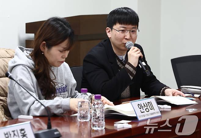 이철빈 전세사기피해자 전국대책위 공동위원장(오른쪽)이 지난해 2월 서울 여의도 국회 의원회관에서 열린 '끝나지 않은 전세사기, 해법은 없나? 토론회'에서 발언하고 있다. 2025.2.6 ⓒ 뉴스1 김민지 기자