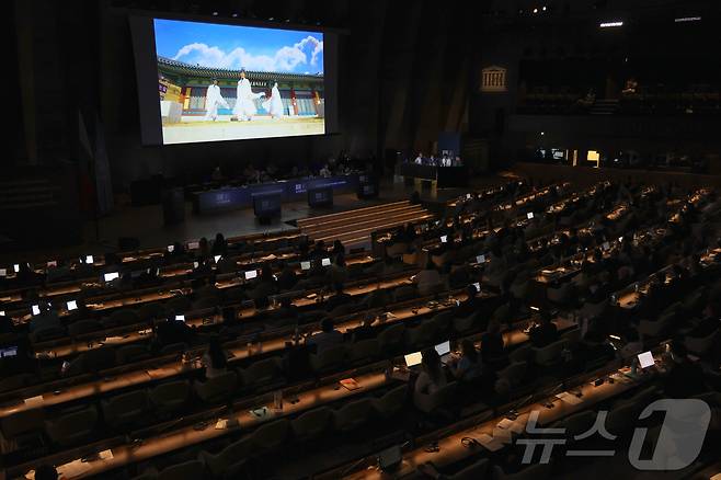2026년 세계유산위원회 개최지로 부산이 확정된 16일 새벽(한국시간) 프랑스 파리 유네스코 본부 회의장 대형 스크린에 부산 홍보영상이 상영되고 있다. 2025.7.16 ⓒ 뉴스1 이준성 기자